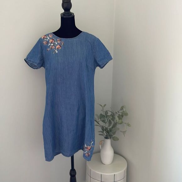 Abercrombie and Fitch Denim Sheath Dress.‎ Size Medium w/embroidered flowers - Picture 1 of 9